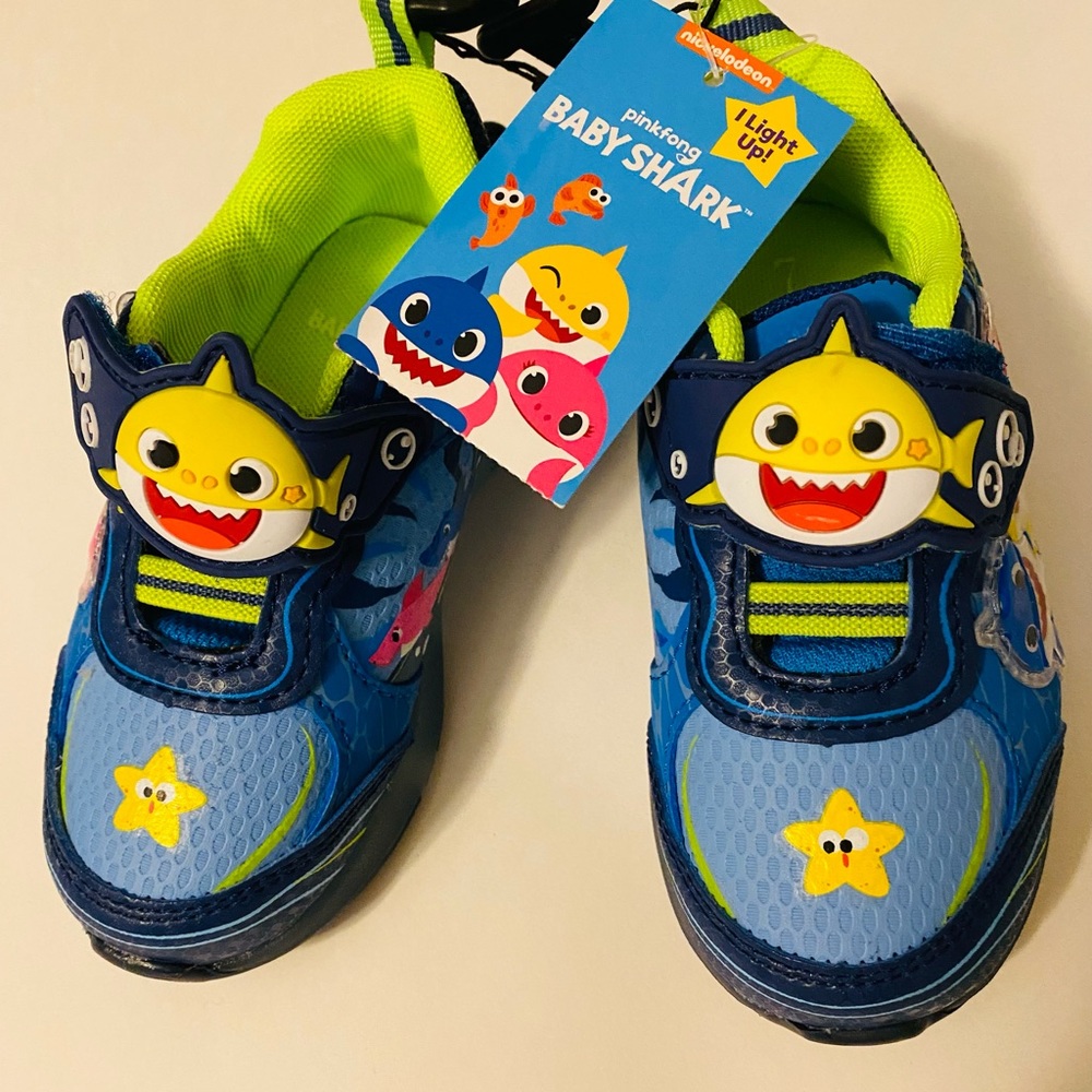 Baby Shark Toddler Light Up Tennis Shoes Sneaker Boys Girls size 9 NWT
